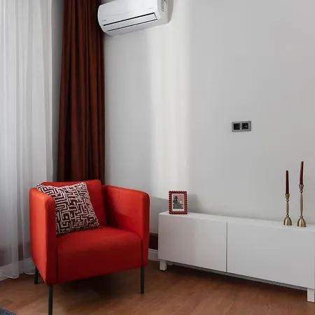 Charming Garden - Near Nisantasi - 1br * Estambul